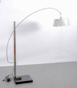Golvlampa med svart marmorfot