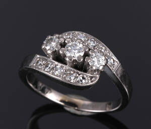 Kjeld Larsen. Diamantring af 14 kt. hvidguld med tretten diamanter, 0.56 ct.