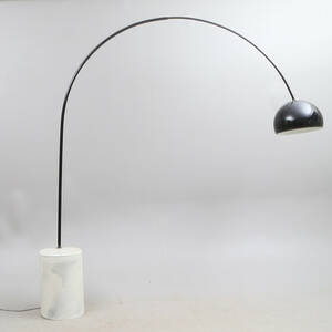 GOLVLAMPA MED MARMORFÄRGAD SOCKEL.